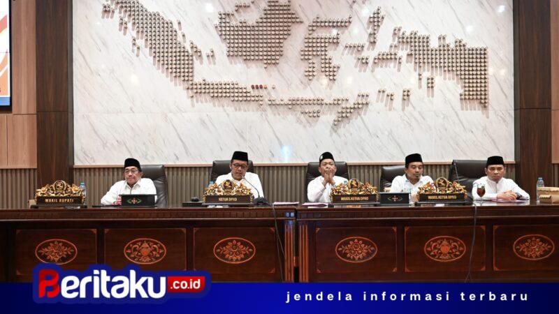 Foto: Pimpinan DPRD Kabupaten Sumenep bersama wakil bupati saat memimpin rapat paripurna penyampaian laporan Panitia Khusus (Pansus) mengenai Raperda Pembentukan Dana Cadangan Pemilihan Bupati dan Wakil Bupati.