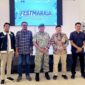 Foto: Dandim 0827/Sumenep Letkol Inf Citra Persada (tengah) berfoto bersama Presiden Mahasiswa Universitas Wiraraja Moh. Ibnu Al-Jazary (paling kiri) beserta jajaran tokoh usai membuka Opening Ceremony Festmaraja 2026 di Aula Kodim 0827/Sumenep.  