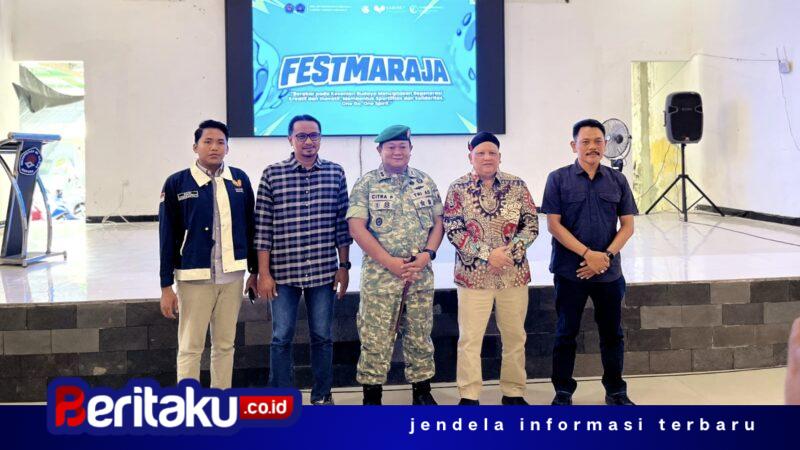 Foto: Dandim 0827/Sumenep Letkol Inf Citra Persada (tengah) berfoto bersama Presiden Mahasiswa Universitas Wiraraja Moh. Ibnu Al-Jazary (paling kiri) beserta jajaran tokoh usai membuka Opening Ceremony Festmaraja 2026 di Aula Kodim 0827/Sumenep.