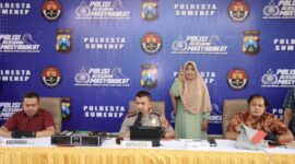 Foto: Kapolresta Sumenep Kombes Pol. Ariek Indra Sentanu, S.H., S.I.K., M.H. (tengah) didampingi Kasat Reskrim Kompol Bambang Tri Sutrisno dan PS. Kasi Humas IPDA Ach. Putrawardana saat menggelar konferensi pers pengungkapan 9 kasus kejahatan dalam Operasi Sikat Semeru 2026.