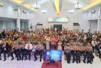 Foto: Kapolresta Sumenep Kombes Pol. Ariek Indra Sentanu, S.H., S.I.K., M.H. (depan, tengah) duduk dan berfoto bersama Pendeta GPdI Sumenep Pdt. Samuel Djianto serta ratusan jemaat Gereja Pantekosta di Indonesia (GPdI) Sumenep usai pelaksanaan program 'Minggu Kasih'.
