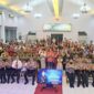 Foto: Kapolresta Sumenep Kombes Pol. Ariek Indra Sentanu, S.H., S.I.K., M.H. (depan, tengah) duduk dan berfoto bersama Pendeta GPdI Sumenep Pdt. Samuel Djianto serta ratusan jemaat Gereja Pantekosta di Indonesia (GPdI) Sumenep usai pelaksanaan program 'Minggu Kasih'.