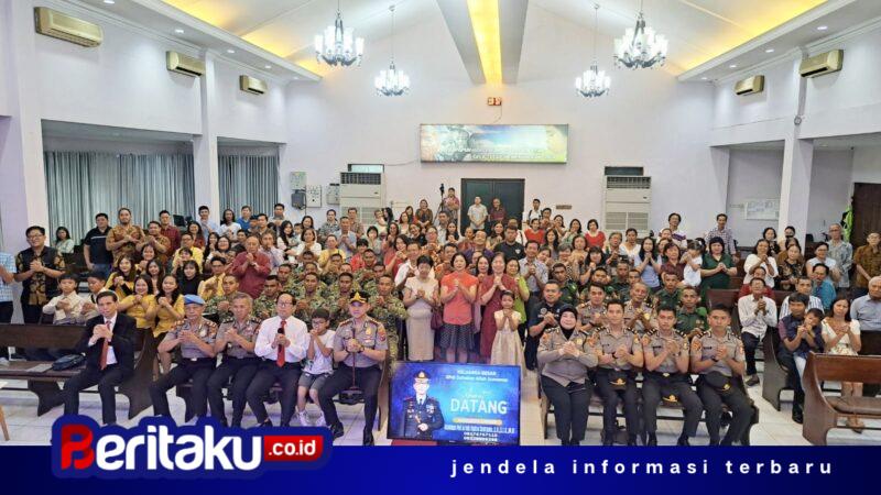 Foto: Kapolresta Sumenep Kombes Pol. Ariek Indra Sentanu, S.H., S.I.K., M.H. (depan, tengah) duduk dan berfoto bersama Pendeta GPdI Sumenep Pdt. Samuel Djianto serta ratusan jemaat Gereja Pantekosta di Indonesia (GPdI) Sumenep usai pelaksanaan program 'Minggu Kasih'.