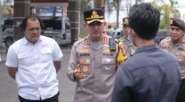 Foto: Kapolresta Sumenep Kombes Pol. Ariek Indra Sentanu, S.H., S.I.K., M.H. (tengah) didampingi Pejabat Utama (PJU) Polresta Sumenep saat memberikan arahan kepada pengawas SPBU Gedungan, Kecamatan Batuan.
