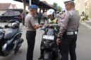 Foto: Jajaran Propam dan petugas Polresta Sumenep saat melaksanakan pemeriksaan Penegakan Ketertiban dan Disiplin (Gaktibplin) terkait sikap tampang serta kelengkapan kendaraan bermotor personel, Selasa (27/10/2026).