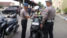Foto: Jajaran Propam dan petugas Polresta Sumenep saat melaksanakan pemeriksaan Penegakan Ketertiban dan Disiplin (Gaktibplin) terkait sikap tampang serta kelengkapan kendaraan bermotor personel, Selasa (27/10/2026).