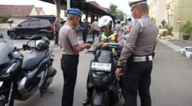 Foto: Jajaran Propam dan petugas Polresta Sumenep saat melaksanakan pemeriksaan Penegakan Ketertiban dan Disiplin (Gaktibplin) terkait sikap tampang serta kelengkapan kendaraan bermotor personel, Selasa (27/10/2026).