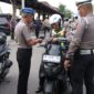 Foto: Jajaran Propam dan petugas Polresta Sumenep saat melaksanakan pemeriksaan Penegakan Ketertiban dan Disiplin (Gaktibplin) terkait sikap tampang serta kelengkapan kendaraan bermotor personel, Selasa (27/10/2026).