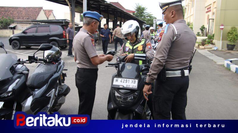 Foto: Jajaran Propam dan petugas Polresta Sumenep saat melaksanakan pemeriksaan Penegakan Ketertiban dan Disiplin (Gaktibplin) terkait sikap tampang serta kelengkapan kendaraan bermotor personel, Selasa (27/10/2026).