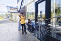 Foto: Sejumlah awak media saat mendatangi area depan Rumah Sakit Baghraf Health Care (BHC) Sumenep guna meminta konfirmasi terkait polemik kasus kematian pasien Moh. Firman Ramadhani alias Dani.