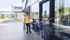 Foto: Sejumlah awak media saat mendatangi area depan Rumah Sakit Baghraf Health Care (BHC) Sumenep guna meminta konfirmasi terkait polemik kasus kematian pasien Moh. Firman Ramadhani alias Dani.