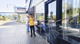 Foto: Sejumlah awak media saat mendatangi area depan Rumah Sakit Baghraf Health Care (BHC) Sumenep guna meminta konfirmasi terkait polemik kasus kematian pasien Moh. Firman Ramadhani alias Dani.