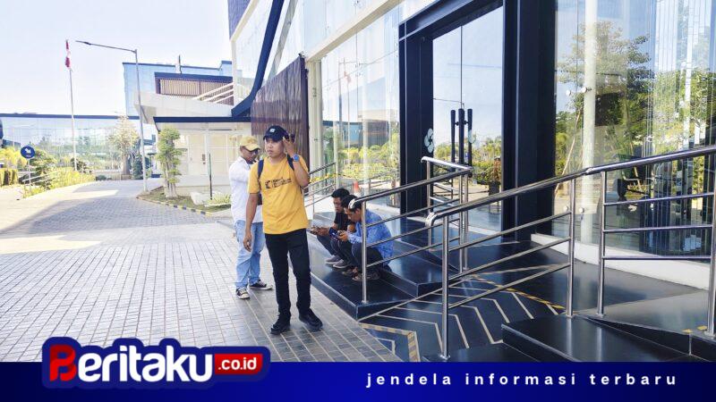 Foto: Sejumlah awak media saat mendatangi area depan Rumah Sakit Baghraf Health Care (BHC) Sumenep guna meminta konfirmasi terkait polemik kasus kematian pasien Moh. Firman Ramadhani alias Dani.