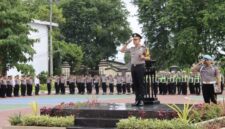 Foto: Kapolresta Sumenep Kombes Pol. Ariek Indra Sentanu, S.H., S.I.K., M.H. bertindak sebagai inspektur upacara dalam peringatan Hari Sumpah Pemuda ke-98 di Lapangan Apel Tribrata Polresta Sumenep, Rabu (28/10/2026).