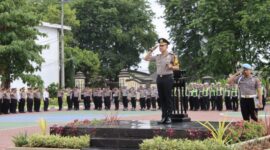 Foto: Kapolresta Sumenep Kombes Pol. Ariek Indra Sentanu, S.H., S.I.K., M.H. bertindak sebagai inspektur upacara dalam peringatan Hari Sumpah Pemuda ke-98 di Lapangan Apel Tribrata Polresta Sumenep, Rabu (28/10/2026).