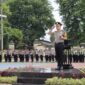Foto: Kapolresta Sumenep Kombes Pol. Ariek Indra Sentanu, S.H., S.I.K., M.H. bertindak sebagai inspektur upacara dalam peringatan Hari Sumpah Pemuda ke-98 di Lapangan Apel Tribrata Polresta Sumenep, Rabu (28/10/2026).