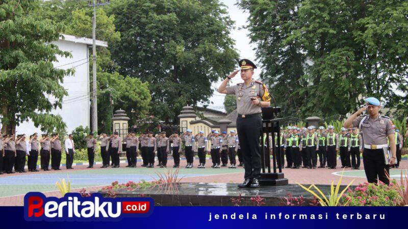 Foto: Kapolresta Sumenep Kombes Pol. Ariek Indra Sentanu, S.H., S.I.K., M.H. bertindak sebagai inspektur upacara dalam peringatan Hari Sumpah Pemuda ke-98 di Lapangan Apel Tribrata Polresta Sumenep, Rabu (28/10/2026).