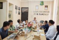 Foto: Kepala Dinas Perumahan Rakyat, Kawasan Permukiman dan Perhubungan (Disperkimhub) Kabupaten Sumenep, Dadang Dedy Iskandar (ujung tengah), saat memimpin Rapat Koordinasi Penyusunan Feasibility Study Rencana Induk Terminal Tipe C dan Feasibility Sumenep Connect di Ruang Rapat Disperkimhub, Selasa (27/10/2026).