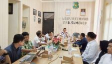 Foto: Kepala Dinas Perumahan Rakyat, Kawasan Permukiman dan Perhubungan (Disperkimhub) Kabupaten Sumenep, Dadang Dedy Iskandar (ujung tengah), saat memimpin Rapat Koordinasi Penyusunan Feasibility Study Rencana Induk Terminal Tipe C dan Feasibility Sumenep Connect di Ruang Rapat Disperkimhub, Selasa (27/10/2026).