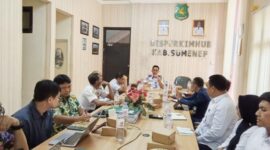 Foto: Kepala Dinas Perumahan Rakyat, Kawasan Permukiman dan Perhubungan (Disperkimhub) Kabupaten Sumenep, Dadang Dedy Iskandar (ujung tengah), saat memimpin Rapat Koordinasi Penyusunan Feasibility Study Rencana Induk Terminal Tipe C dan Feasibility Sumenep Connect di Ruang Rapat Disperkimhub, Selasa (27/10/2026).