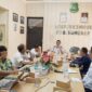 Foto: Kepala Dinas Perumahan Rakyat, Kawasan Permukiman dan Perhubungan (Disperkimhub) Kabupaten Sumenep, Dadang Dedy Iskandar (ujung tengah), saat memimpin Rapat Koordinasi Penyusunan Feasibility Study Rencana Induk Terminal Tipe C dan Feasibility Sumenep Connect di Ruang Rapat Disperkimhub, Selasa (27/10/2026).