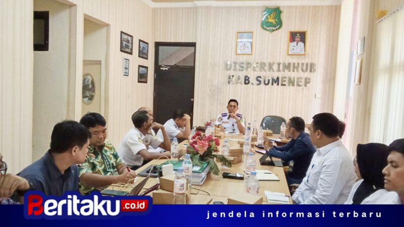 Foto: Kepala Dinas Perumahan Rakyat, Kawasan Permukiman dan Perhubungan (Disperkimhub) Kabupaten Sumenep, Dadang Dedy Iskandar (ujung tengah), saat memimpin Rapat Koordinasi Penyusunan Feasibility Study Rencana Induk Terminal Tipe C dan Feasibility Sumenep Connect di Ruang Rapat Disperkimhub, Selasa (27/10/2026).