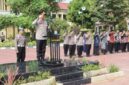 Foto: Kapolresta Sumenep Kombes Pol. Ariek Indra Sentanu, S.H., S.I.K., M.H. bertindak sebagai pimpinan apel Satgas Pre-Emptive Strike 'Polisi Jogo Sekolah' yang diikuti jajaran PJU, personel, serta perwakilan guru dan siswa di Lapangan Apel Tribrata Polresta Sumenep, Kamis (29/10/2026).
