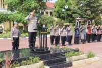 Foto: Kapolresta Sumenep Kombes Pol. Ariek Indra Sentanu, S.H., S.I.K., M.H. bertindak sebagai pimpinan apel Satgas Pre-Emptive Strike 'Polisi Jogo Sekolah' yang diikuti jajaran PJU, personel, serta perwakilan guru dan siswa di Lapangan Apel Tribrata Polresta Sumenep, Kamis (29/10/2026).