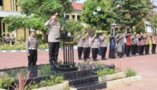Foto: Kapolresta Sumenep Kombes Pol. Ariek Indra Sentanu, S.H., S.I.K., M.H. bertindak sebagai pimpinan apel Satgas Pre-Emptive Strike 'Polisi Jogo Sekolah' yang diikuti jajaran PJU, personel, serta perwakilan guru dan siswa di Lapangan Apel Tribrata Polresta Sumenep, Kamis (29/10/2026).