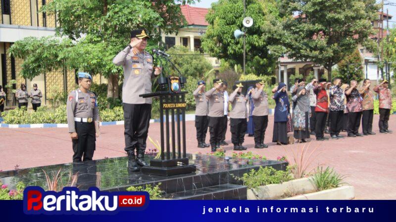 Foto: Kapolresta Sumenep Kombes Pol. Ariek Indra Sentanu, S.H., S.I.K., M.H. bertindak sebagai pimpinan apel Satgas Pre-Emptive Strike 'Polisi Jogo Sekolah' yang diikuti jajaran PJU, personel, serta perwakilan guru dan siswa di Lapangan Apel Tribrata Polresta Sumenep, Kamis (29/10/2026).