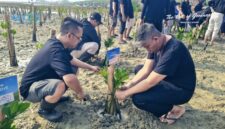 Foto: General Manager MYZE Hotel Sumenep by ARTOTEL, Akfian Farado Gusti (kiri), bersama tim manajemen terjun langsung menanam bibit pohon mangrove di kawasan pesisir Kecamatan Saronggi, Kabupaten Sumenep.