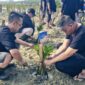 Foto: General Manager MYZE Hotel Sumenep by ARTOTEL, Akfian Farado Gusti (kiri), bersama tim manajemen terjun langsung menanam bibit pohon mangrove di kawasan pesisir Kecamatan Saronggi, Kabupaten Sumenep.