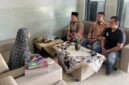 Foto: Kasat Reskrim Polresta Sumenep Kompol Bambang Tri S, S.H., M.H. (tengah) didampingi Kanit Pidum Ipda Wahyu (kiri) dan Kanit Pidter Ipda Okta (kanan) saat berbincang hangat dalam kegiatan Jumat Berkah di Yayasan Al-Istiqomah Sumenep, Jumat (30/10/2026).