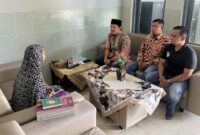 Foto: Kasat Reskrim Polresta Sumenep Kompol Bambang Tri S, S.H., M.H. (tengah) didampingi Kanit Pidum Ipda Wahyu (kiri) dan Kanit Pidter Ipda Okta (kanan) saat berbincang hangat dalam kegiatan Jumat Berkah di Yayasan Al-Istiqomah Sumenep, Jumat (30/10/2026).