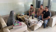 Foto: Kasat Reskrim Polresta Sumenep Kompol Bambang Tri S, S.H., M.H. (tengah) didampingi Kanit Pidum Ipda Wahyu (kiri) dan Kanit Pidter Ipda Okta (kanan) saat berbincang hangat dalam kegiatan Jumat Berkah di Yayasan Al-Istiqomah Sumenep, Jumat (30/10/2026).
