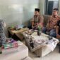 Foto: Kasat Reskrim Polresta Sumenep Kompol Bambang Tri S, S.H., M.H. (tengah) didampingi Kanit Pidum Ipda Wahyu (kiri) dan Kanit Pidter Ipda Okta (kanan) saat berbincang hangat dalam kegiatan Jumat Berkah di Yayasan Al-Istiqomah Sumenep, Jumat (30/10/2026).