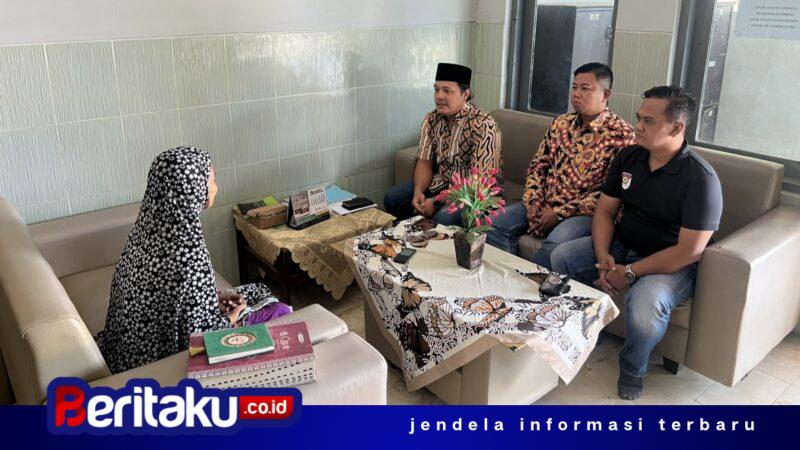 Foto: Kasat Reskrim Polresta Sumenep Kompol Bambang Tri S, S.H., M.H. (tengah) didampingi Kanit Pidum Ipda Wahyu (kiri) dan Kanit Pidter Ipda Okta (kanan) saat berbincang hangat dalam kegiatan Jumat Berkah di Yayasan Al-Istiqomah Sumenep, Jumat (30/10/2026).