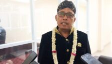 Foto: Ketua DPRD Kabupaten Sumenep H. Zainal Arifin mengenakan busana adat daerah