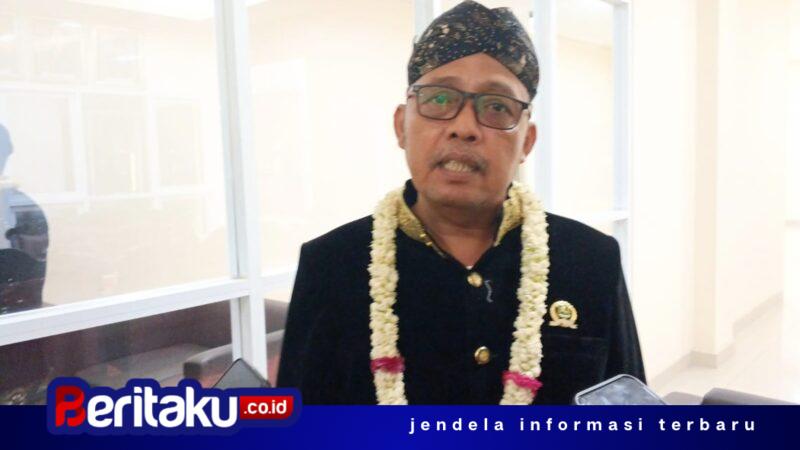 Foto: Ketua DPRD Kabupaten Sumenep H. Zainal Arifin mengenakan busana adat daerah