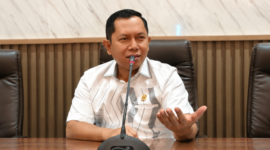 Foto: Ketua Komisi IV DPRD Sumenep Mulyadi saat memberikan keterangan resmi terkait agenda pemanggilan pihak Dinkes P2KB serta manajemen RS BHC Sumenep.