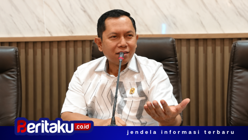 Foto: Ketua Komisi IV DPRD Sumenep Mulyadi saat memberikan keterangan resmi terkait agenda pemanggilan pihak Dinkes P2KB serta manajemen RS BHC Sumenep.