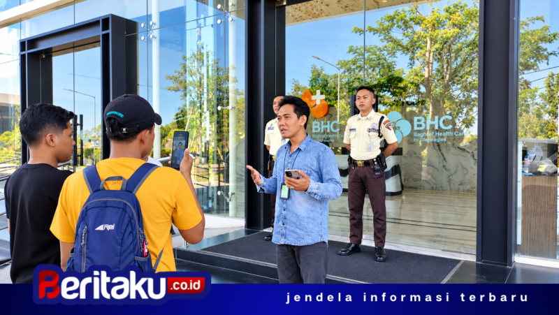 Foto: Jurnalis MaduraPost MH Efendi (tengah) bersama insan pers saat tertahan dan adu argumen dengan petugas keamanan RS Baghraf Health Care (BHC) Sumenep yang membatasi akses peliputan sidak Komisi IV DPRD Sumenep.
