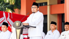 Foto: Bupati Sumenep Achmad Fauzi Wongsojudo mengenakan busana santri serba putih lengkap dengan peci hitam saat menyampaikan pidato pengarahan Hari Santri Nasional 2026 di halaman Kantor Bupati Sumenep.
