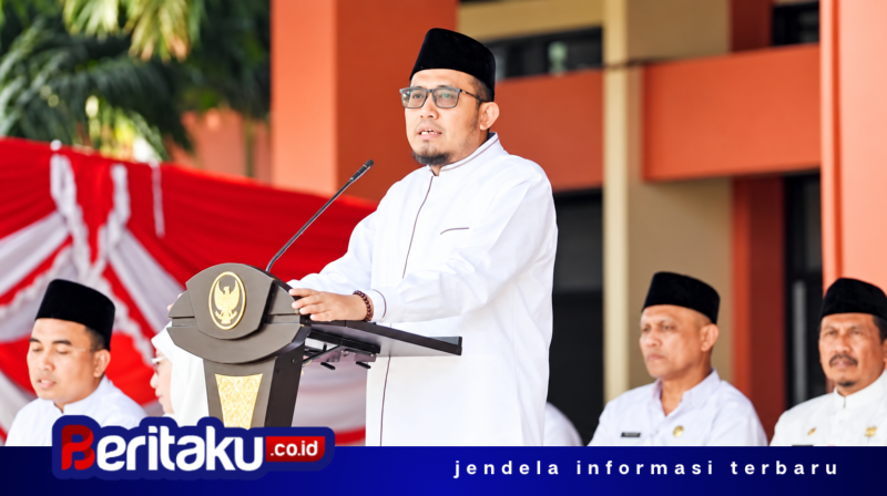 Foto: Bupati Sumenep Achmad Fauzi Wongsojudo mengenakan busana santri serba putih lengkap dengan peci hitam saat menyampaikan pidato pengarahan Hari Santri Nasional 2026 di halaman Kantor Bupati Sumenep.