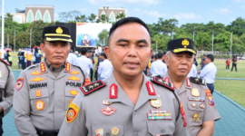 Foto: Kapolda Jawa Timur Irjen Pol Dekananto Eko Purwono (depan) didampingi jajaran Pejabat Utama Polda Jatim memberikan arahan wartawan terkait peluncuran program 'Polisi Jogo Sekolah' di Lapangan Mapolda Jatim.