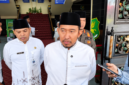 Foto: Bupati Sumenep Achmad Fauzi Wongsojudo (tengah) mengenakan pakaian santri putih saat memberikan instruksi tegas kepada Dinkes P2KB Sumenep terkait kejelasan kasus kematian pasien RS BHC.
