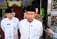 Foto: Bupati Sumenep Achmad Fauzi Wongsojudo (tengah) mengenakan pakaian santri putih saat memberikan instruksi tegas kepada Dinkes P2KB Sumenep terkait kejelasan kasus kematian pasien RS BHC.