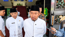 Foto: Bupati Sumenep Achmad Fauzi Wongsojudo (tengah) mengenakan pakaian santri putih saat memberikan instruksi tegas kepada Dinkes P2KB Sumenep terkait kejelasan kasus kematian pasien RS BHC.