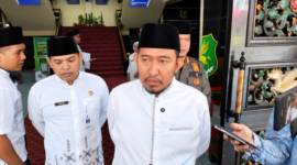 Foto: Bupati Sumenep Achmad Fauzi Wongsojudo (tengah) mengenakan pakaian santri putih saat memberikan instruksi tegas kepada Dinkes P2KB Sumenep terkait kejelasan kasus kematian pasien RS BHC.