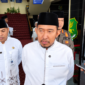 Foto: Bupati Sumenep Achmad Fauzi Wongsojudo (tengah) mengenakan pakaian santri putih saat memberikan instruksi tegas kepada Dinkes P2KB Sumenep terkait kejelasan kasus kematian pasien RS BHC.